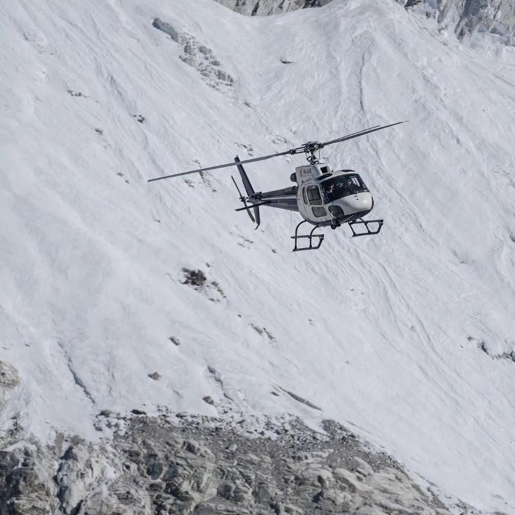 Helicóptero sobrevoando o Himalaia