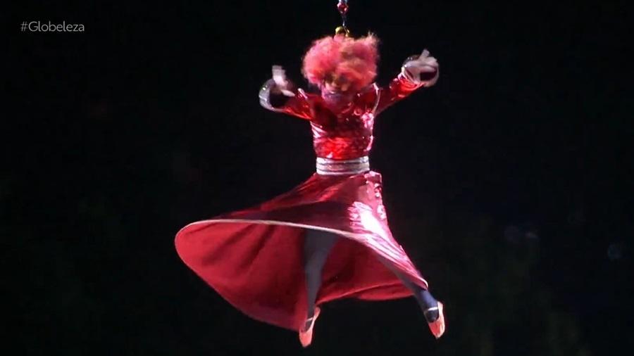 Dançarina circense desfilou pendurada pelos cabelos pela Porto da Pedra