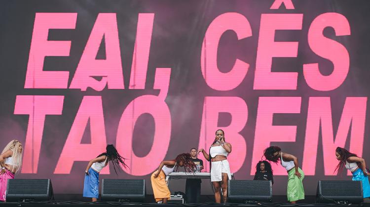 Telão pergunta: "Eaí, cês tão bem?" no show interrompido da MC Luanna no Lollapalooza, na tarde de hoje (23/3)