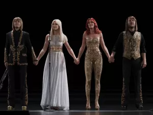 Há dois anos, show 'ABBA Voyage' encanta e 'engana' multidões em Londres