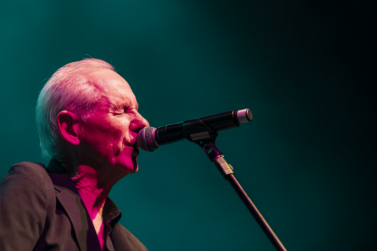 O vocalista e guitarrista Mark 'Cal' Callaghan, do GANGajang, em show no festival Australian Connection, em São Paulo, no sábado (31)