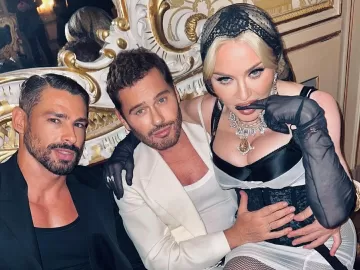 Madonna posa com Cauã Reymond na Semana de Moda de Milão