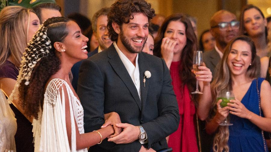 Mavi (Chay Suede), Viola (Gabz) e convidados de casamento em cena de "Mania de Você" - Fabio Rocha/Globo