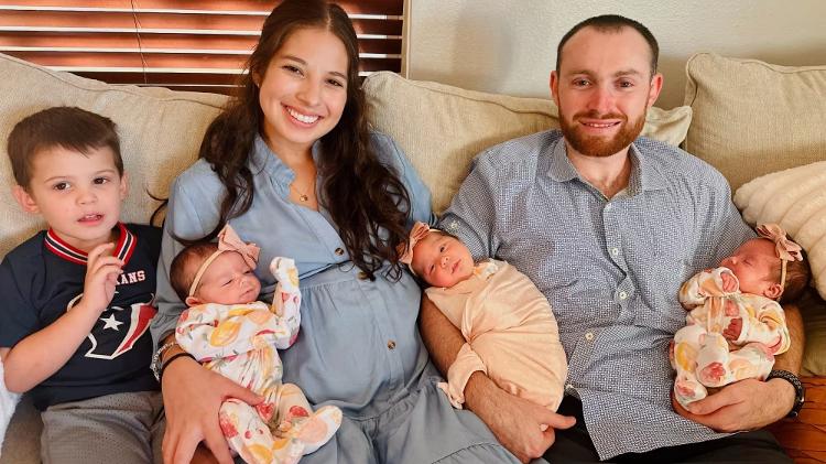 Marisa e Dylan com as trigêmeas e o filho mais velho, de quatro anos