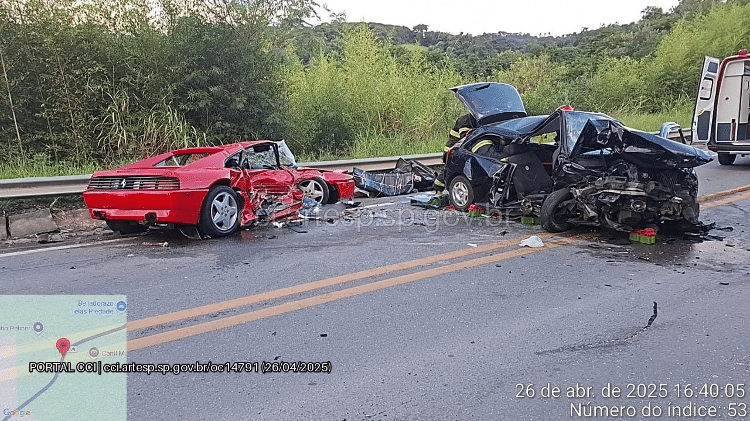 Carros ficaram destruídos após acidente Carros ficaram destruídos após acidente