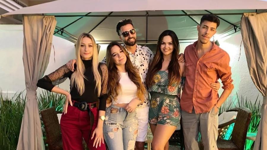 Latino posa ao lado de quatro dos 10 filhos Latino posa ao lado de quatro dos 10 filhos