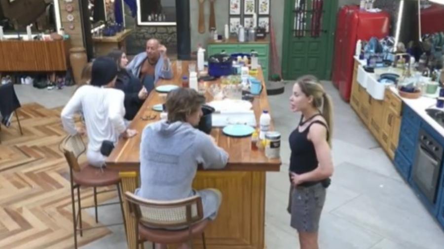 Saory relata conversa sem microfone com outros peões Saory relata conversa sem microfone com outros peões