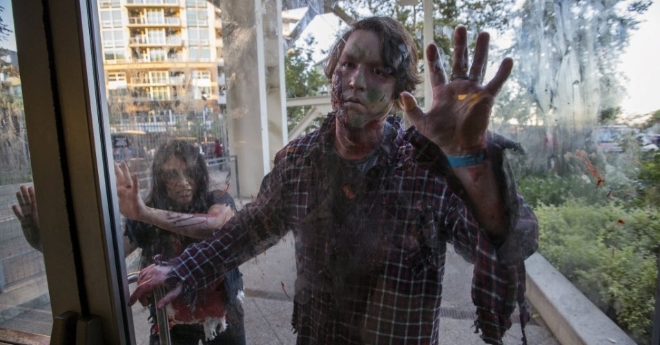 11.jul.2015 - Visitante da Comic-Con participa da Walking Dead Escape, experiência que simula um apocalipse zumbi semelhante ao da série, no Petco Park, em San Diego