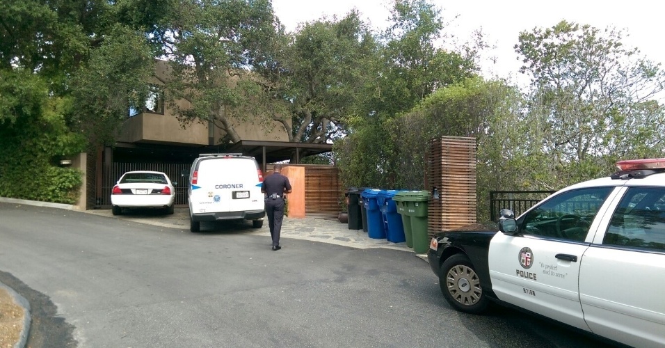 Carro da polícia é visto em frente à casa de Demi Moore, em Los Angeles (Estados Unidos), ao lado de veículo de investigação em casos de morte. Homem de 21 anos foi encontrado morto na piscina da residência da atriz