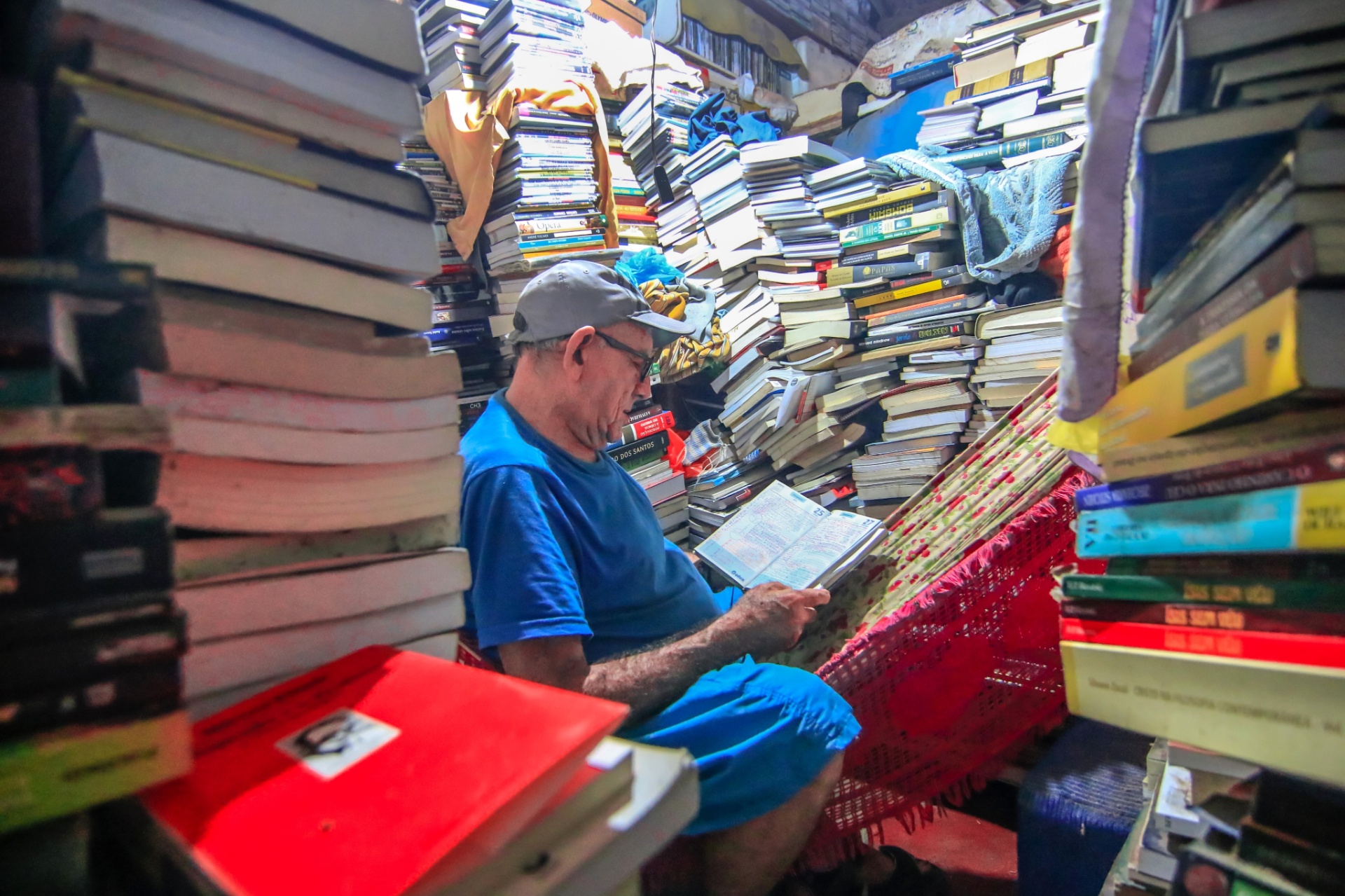 Seu Inácio, de 75 anos, começou a se interessar por livros e filmes ainda menino, quando morava em Ceará-Mirim, região metropolitana de Natal - Canindé Soares/UOL