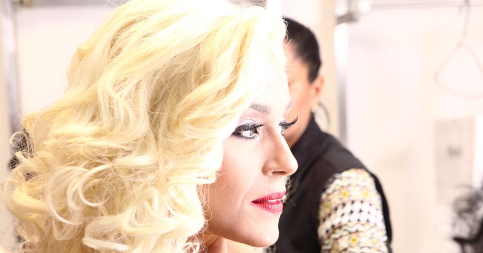 Nadja Haddad aceita o desafio do programa "Máquina da Fama" e se transforma em Christina Aguilera