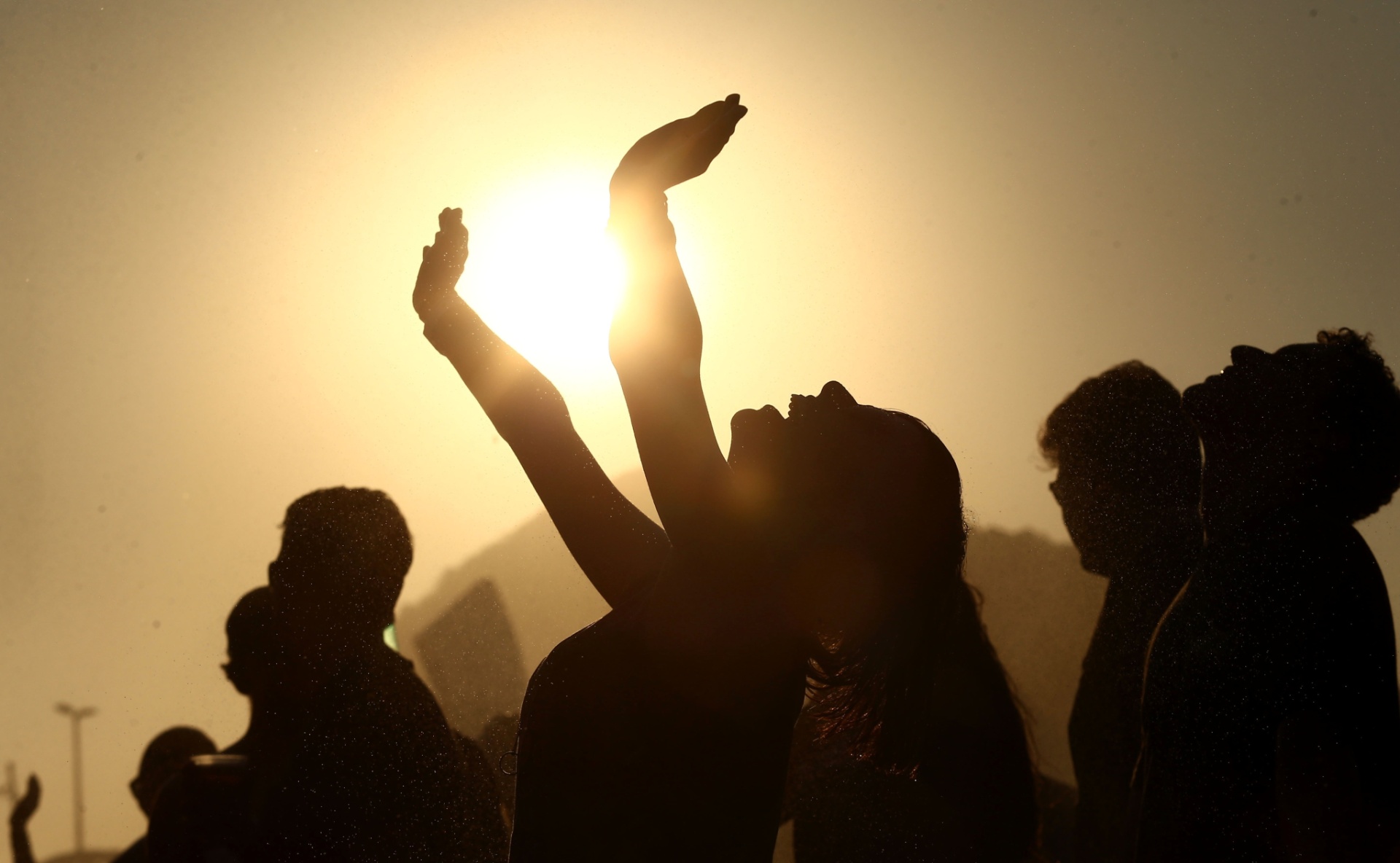 24.set.2015 - Fãs do Rock in Rio enfrentam dia de calor de mais de 40° C nesta quinta-feira. Segundo o Alerta Rio, a temperatura na cidade chegou a 41,3° C (com sensação térmica de até 44,4° C) nesta tarde, e a maioria das pessoas na Cidade do Rock veste preto nesta quinta, pois a principal atração do dia é a banda de heavy metal System of a Down - Wilton Junior/Estadão Conteúdo