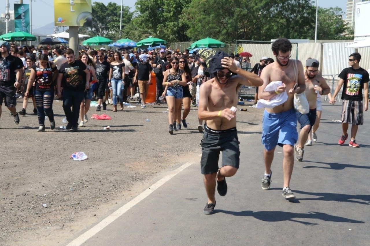 24.set.2015 - Público entra na Cidade do Rock no quarto dia de Rock in Rio - Zulmair Rocha/UOL
