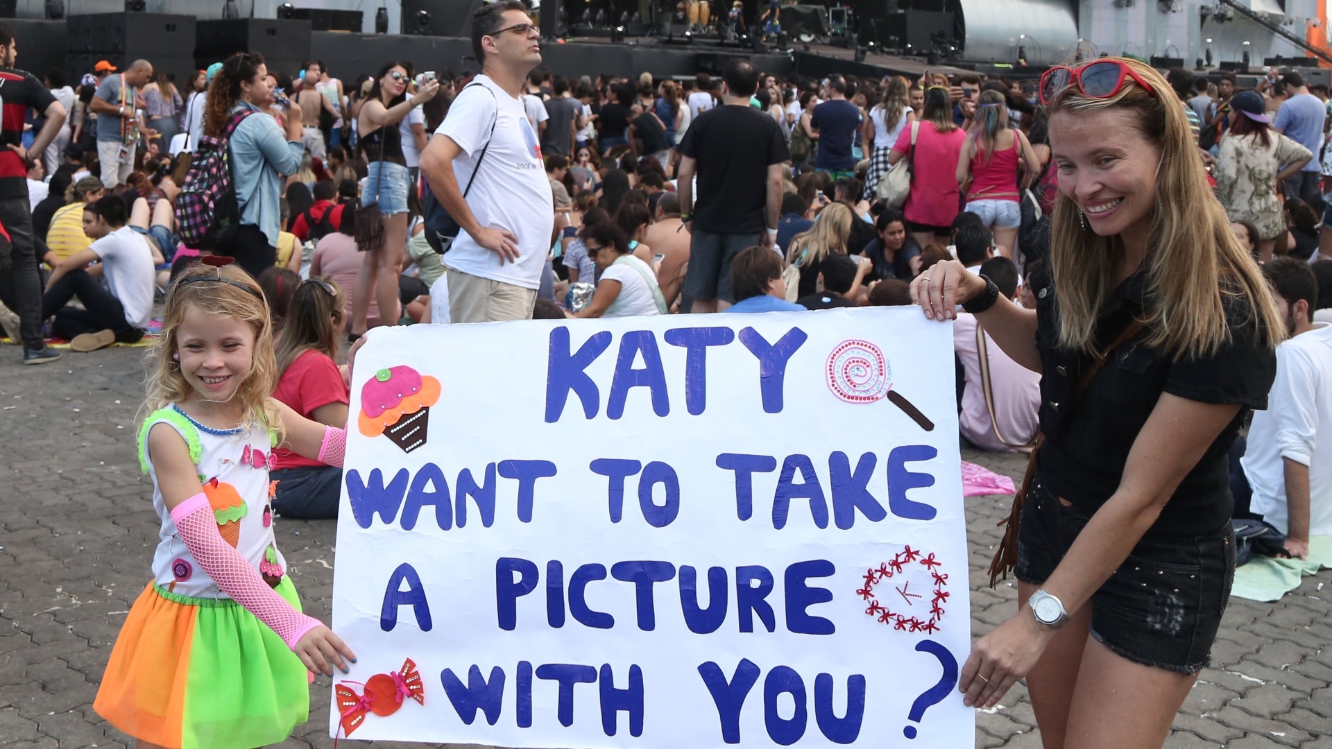 27.set.2015 - Cabelos coloridos, pintados ou perucas, são adotados pelos fãs de Katy Perry, a headliner da última noite do Rock in Rio 2015. - Marco Antonio Teixeira/UOL