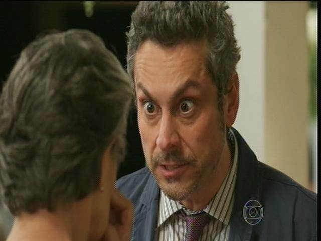 Romero (Alexandre Nero) provoca Djanira (Cássia Kis) e diz que a professora perdeu Tóia (Vanessa Giácomo) para ele - Reprodução/TV Globo