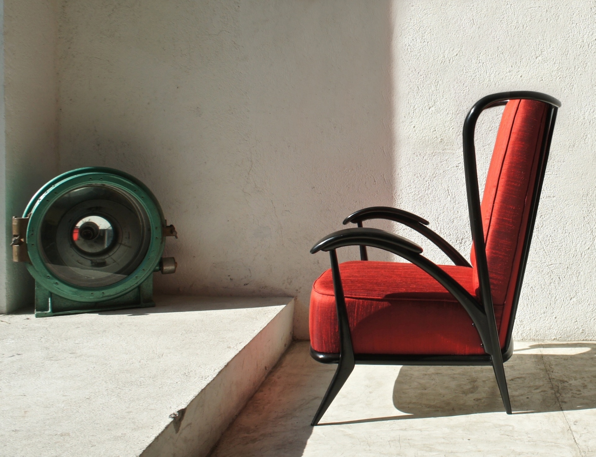 Giuseppe Scapinelli desenvolve em 1954 uma releitura das famosas "bergères". O móvel ebanizado tem espaldar alto e é esculpido em madeira. O estofamento foi feito com seda vermelha. A imagem foi reproduzida no livro "Giuseppe Scapinelli 1950: o Designer da Emoção" e fez parte da edição nº 10, da revista Casa e Jardim (1954) - Divulgação