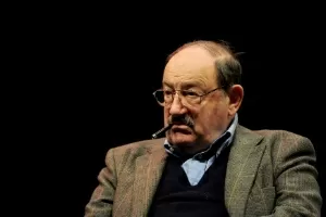 5.fev.2011 - Umberto Eco comparece a protesto em Milão contra Silvio Berlusconi - Giuseppe Cacace /AFP PHOTO