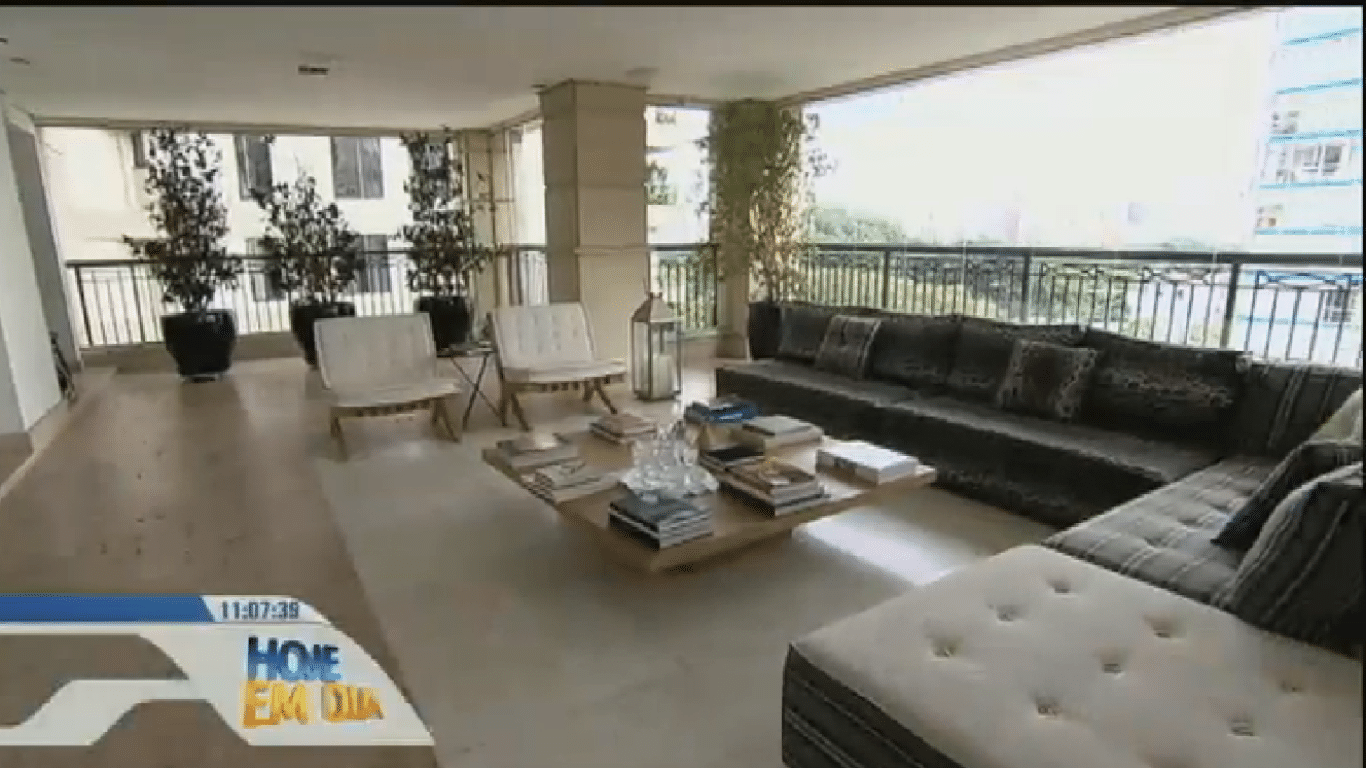 26.fev.2015 - O apartamento é dividido por vários quartos, cozinha, sala para receber amigos, sala de negócios, uma varanda gigante (que se transforma num "campo de futebol" nas horas de lazer) e um escritório - Reprodução/TV Record