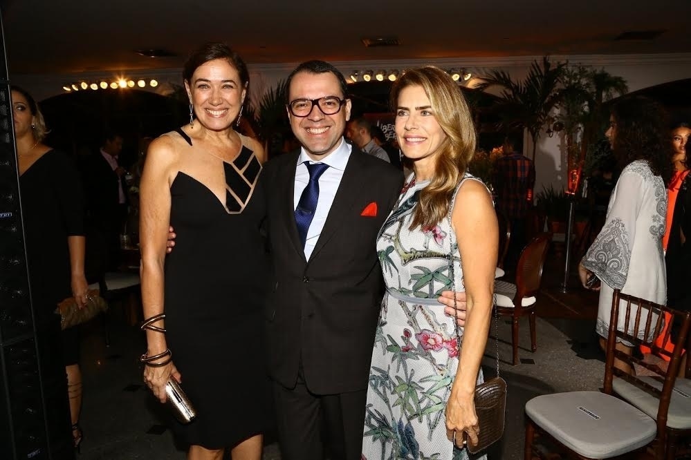 31.mar.2016 - O autor Mário Teixeira posa para foto com as atrizes Lilia Cabral e Maitê Proença na festa de lançamento da novela "Liberdade, Liberdade", no Rio de Janeiro - Marcello Sá Barretto e Felipe Assunção /AgNews
