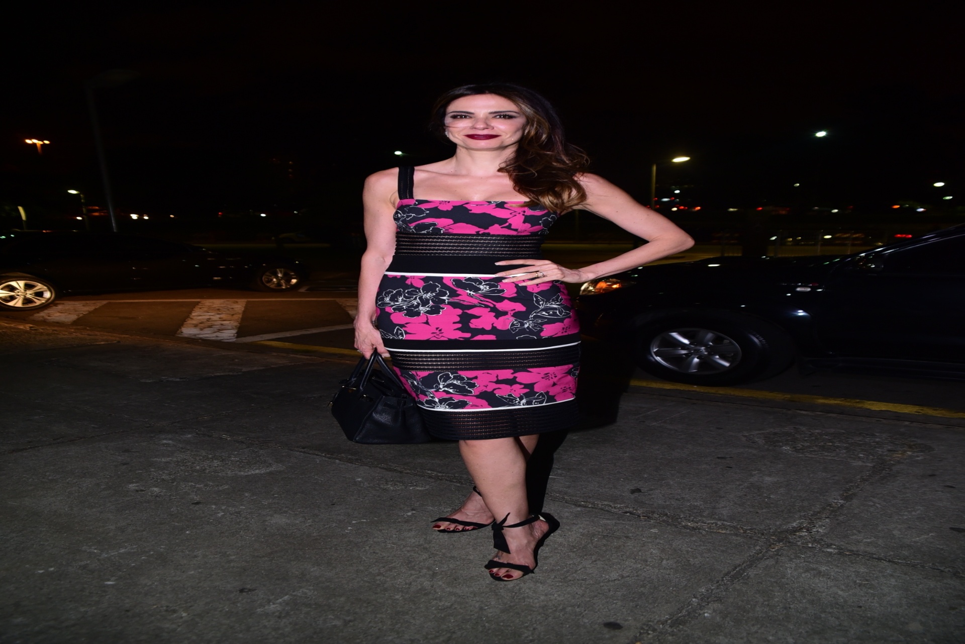 26.abr.2016 - Luciana Gimenez vai à SPFW com vestido florido - Leo Franco/AgNews