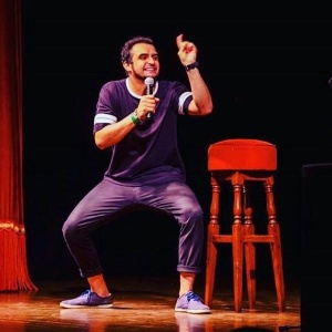 O humorista de stand up Thiago Ventura em cena - Divulgação - Divulgação