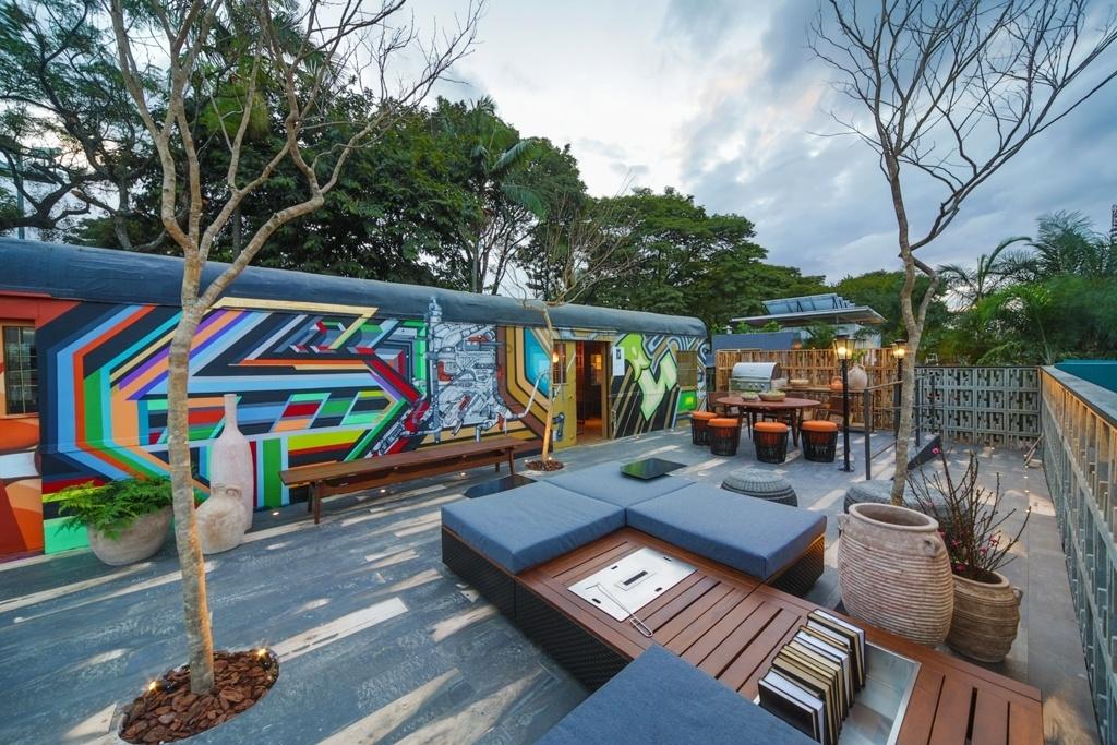 Léo Shehtman fez uso de um vagão de trem, empregado para o transporte de bagagem até os anos 1980, como base para seu projeto na Casa Cor SP 2016. A estrutura estava abandonada e foi reformada, em frente a ela, foi construído um deck revestido com porcelanato que imita madeira (Decortiles) - Divulgação