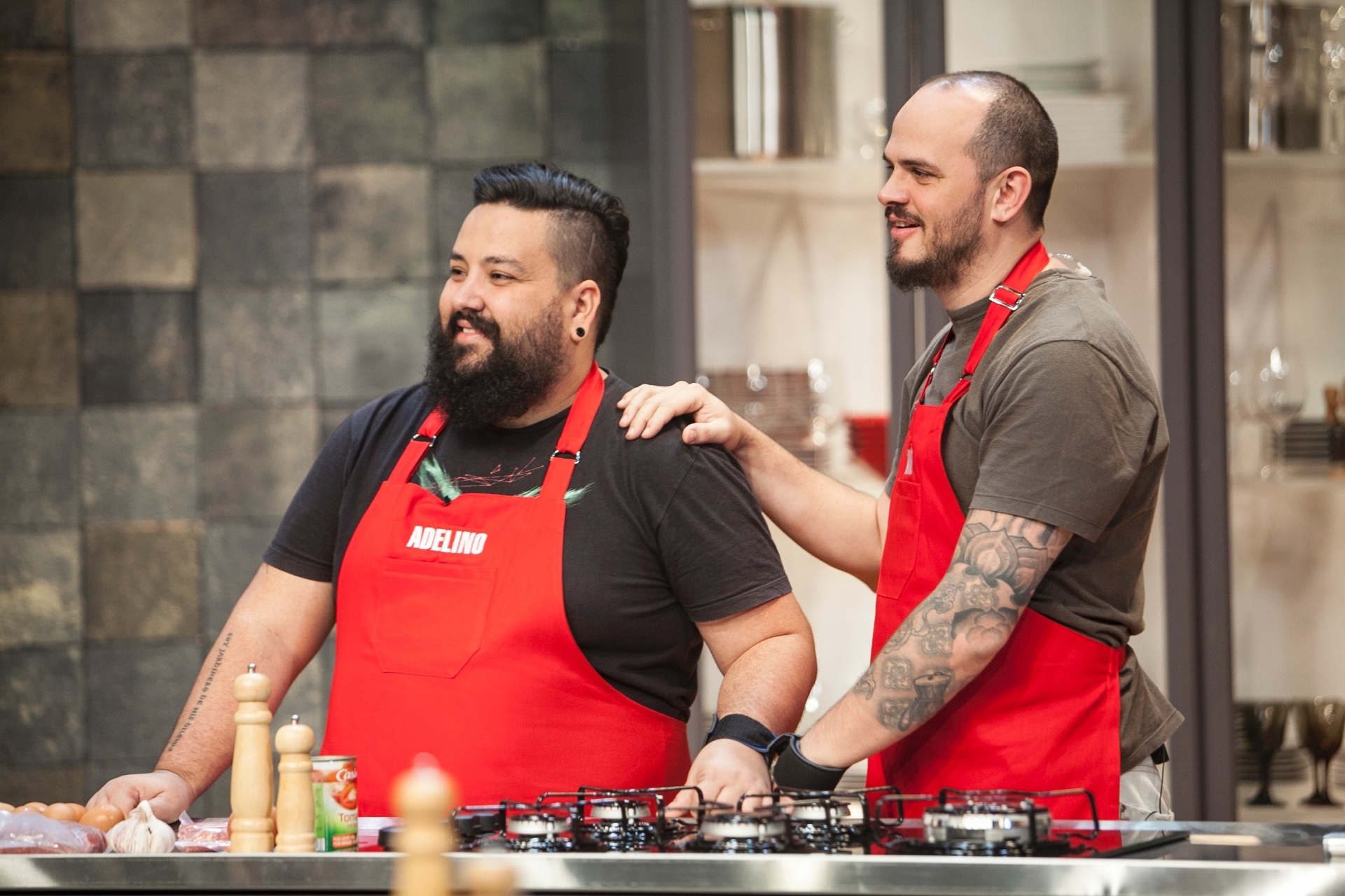 Participantes do "Batalha dos Cozinheiros" se enfrentam na primeira prova oficial do programa. No desafio, eles devem fazer uma massa com as mãos amarradas - Edu Moraes/Record