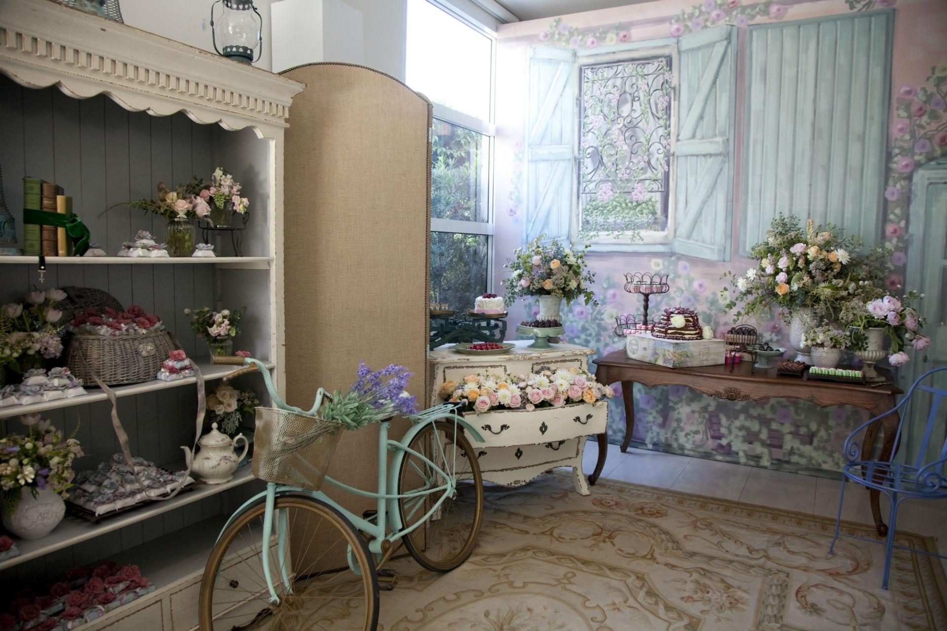 O casamento com decoração em estilo francês contou com painéis decorativos, móveis com ares provençais, cestarias, louças e aramados de inspiração campestre. Na área onde as sobremesas estavam disponíveis, coube até uma bicicleta antiga com um ramo de lavandas (imagem de personagem, usar apenas no respectivo material) - Maíra Preto/ Divulgação