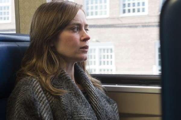 Emily Blunt é Rachel, protagonista de "A Garota no Trem". Recém-separada, todos os dias ela viaja de trem para Londres onde observa a "vida perfeita" de um casal de desconhecidos - Divulgação