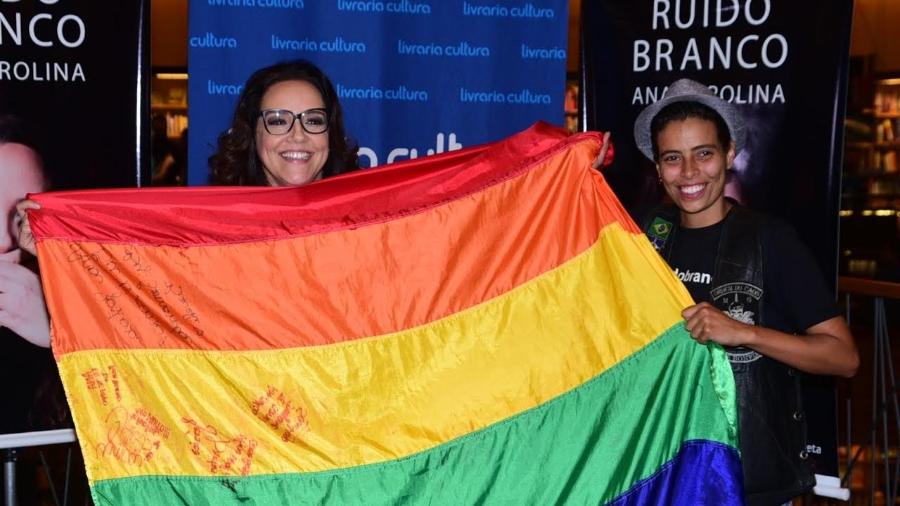 16.nov.2016 - Ana Carolina posa com bandeira do movimento LGBT  - Leo Franco /AgNews