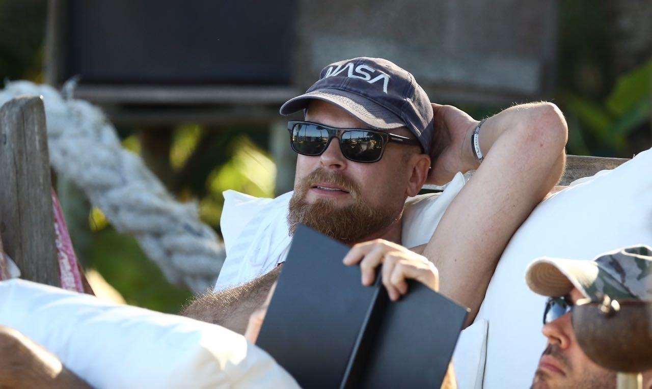 Esta foto foi tirada pelo paparrazo Gabriel Reis e seria um sósia do ator. "Não tenho como provar que contrataram um sósia. Mas a verdade é que quem chamou os paparazzi e espalhou que ele estaria em Trancoso sempre soube que não era o DiCaprio porque me pediram para que escolhesse mandar para a imprensa fotos que parecessem mesmo o ator. Eu falei que iria desmentir", conta o Reis ao UOL - Gabriel Reis/AgNews