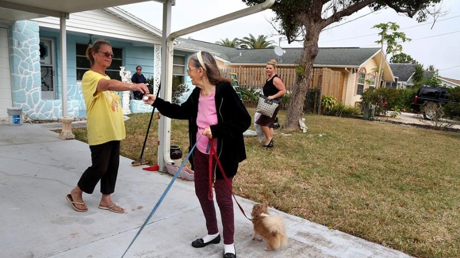  Angie Tyma recebe as chaves da casa em que viveu durante 35 anos - Reprodução/Tampa Bay Times