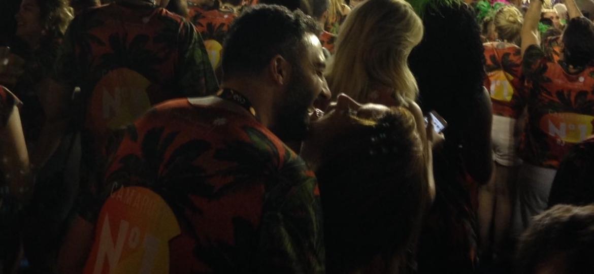 Christiane Pelajo troca beijos com o marido, Fernando Sita, na frisa do camarote Número 1, no Rio - Marcela Ribeiro/UOL