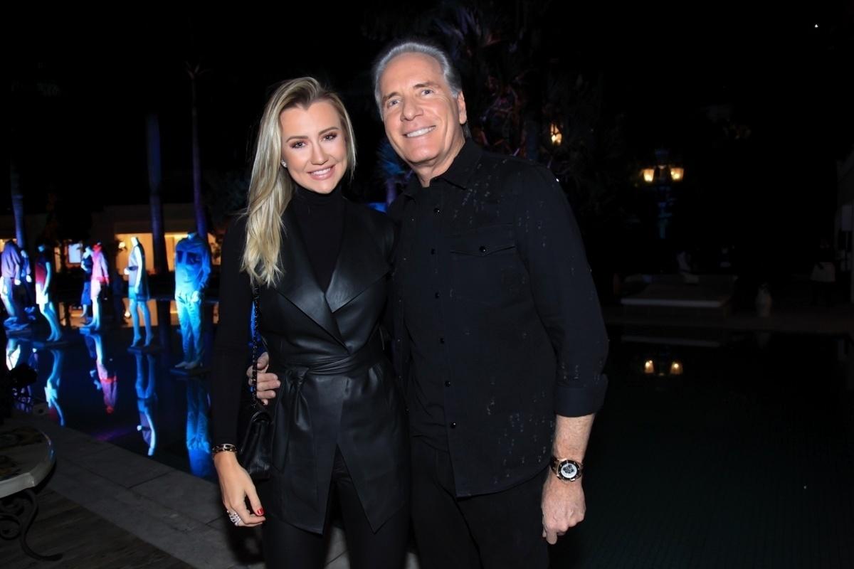 Roberto Justus e Ana Paula Siebert posam abraçadinhos em evento de moda na casa que pertenceu à Hebe Camargo - Marcos Ribas/Brazil News