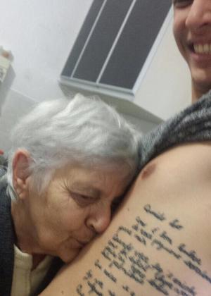 Dona Lurdes, 85, e seu neto, Leonardo
