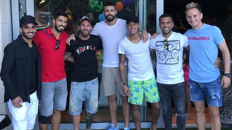 Douglas Santos, Luis Suarez, Lionel Messi, Gerard Piqué, Neymar, Daniel Alves e Ivan Rakitic na festa de aniversário de David Luiz em Barcelona - Reprodução/Instagram - Reprodução/Instagram