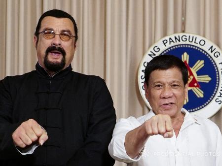 O ator Steven Seagal e o presidente filipino Rodrigo Duterte - Handout/Reuters