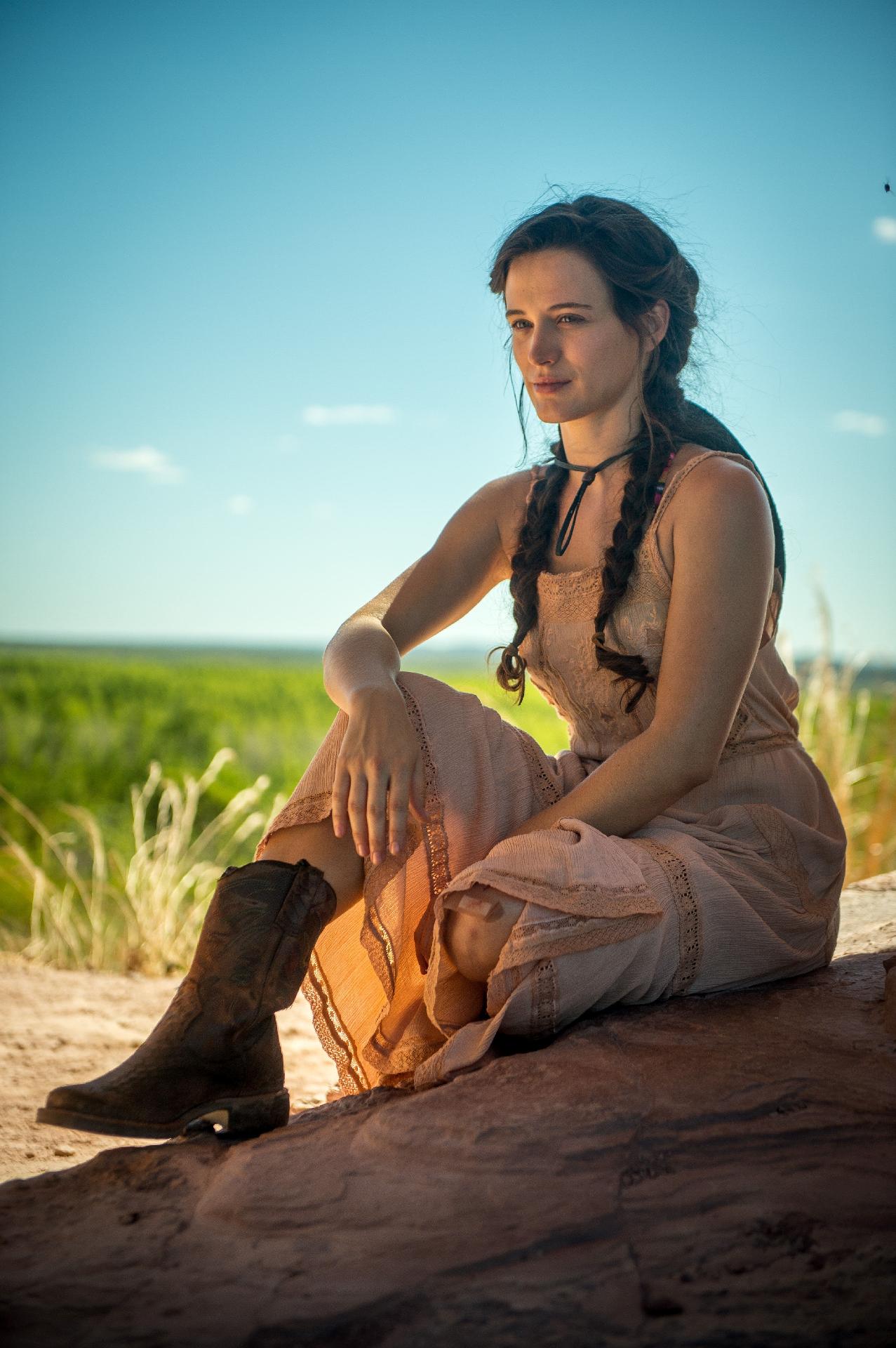 Bianca Bin na primeira fase da novela seguia o estilo boho: botas, franjas e tranças no cabelo compuseram o visual - Divulgação/TV Globo