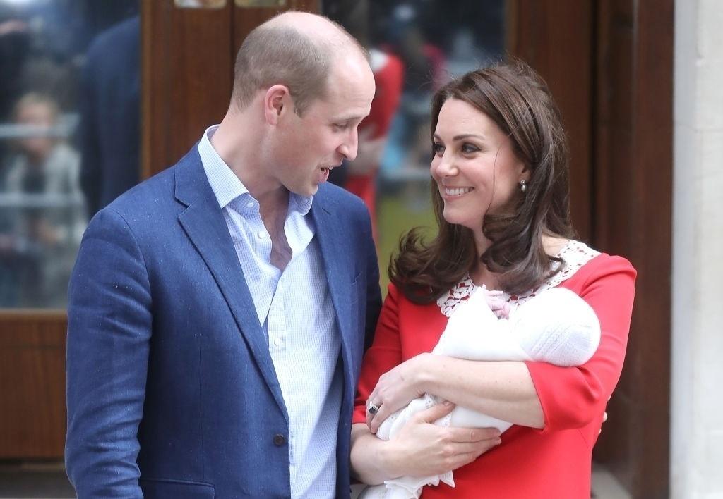 Kate e William trocam olhares ao apresentarem o terceiro filho ao mundo - Getty Images