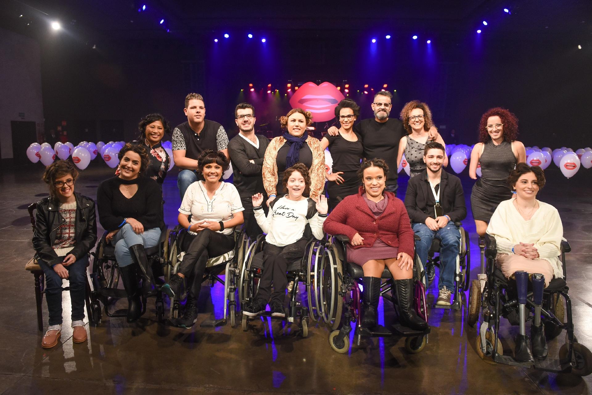 Quatorze pessoas com deficiência física da AACD foram convidadas para desfilar no evento de Andressa Salomone. No centro, o diretor de cenário Carlos Pazetto - Divulgação