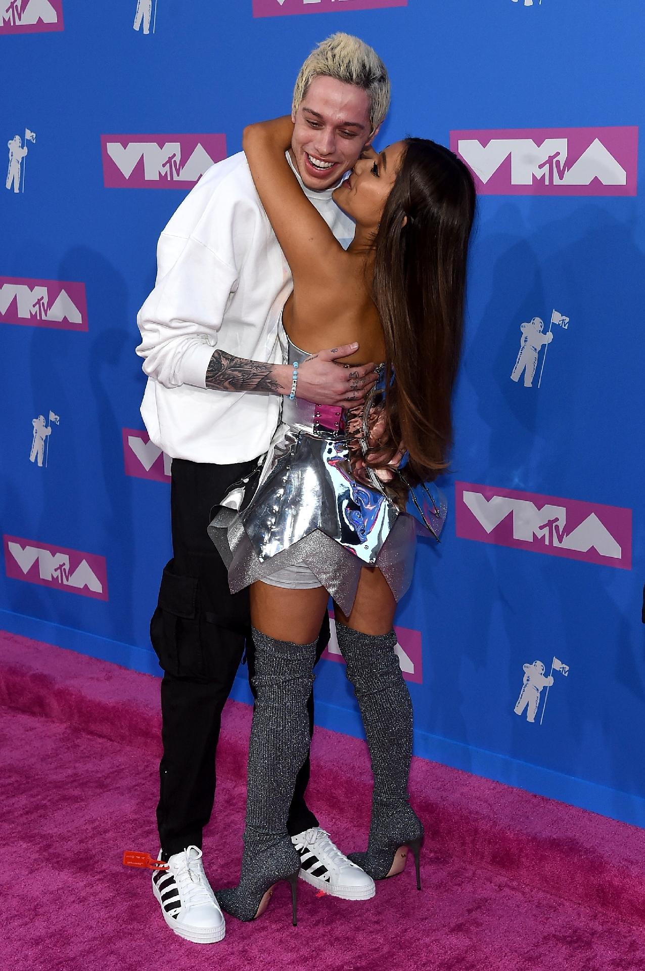 Ariana Grande troca beijos com o noivo, Pete Davidson, no pink carpet do VMA 2018, em Nova York - Jamie McCarthy/Getty Images