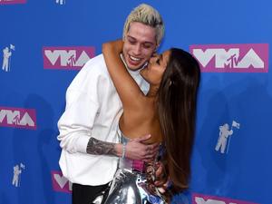 Ariana Grande troca beijos com o noivo, Pete Davidson, no pink carpet do VMA 2018, em Nova York - Jamie McCarthy/Getty Images