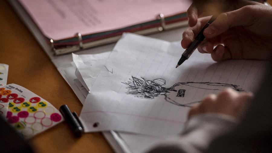 Um estudante desenha durante um programa de terapia intensiva - Hilary Swift/The New York Times