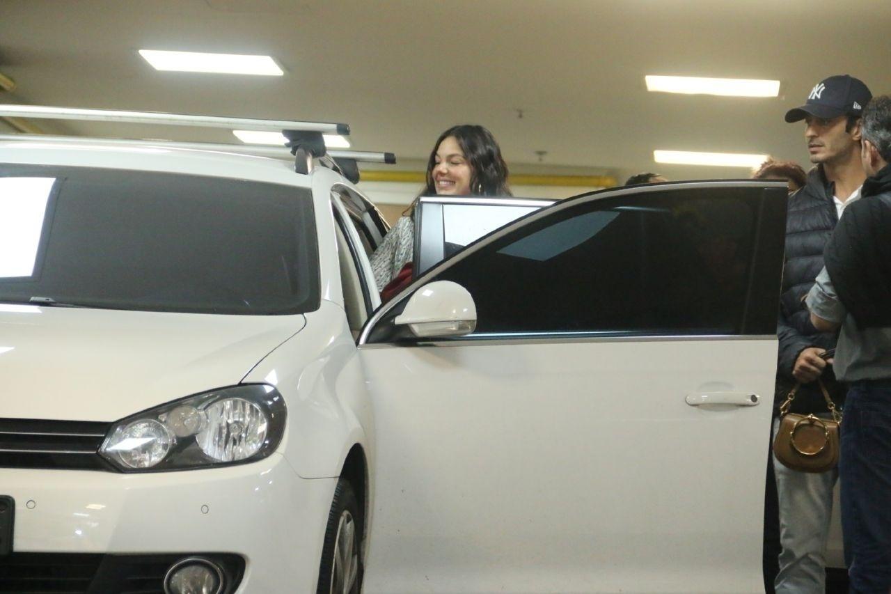 Isis saiu da maternidade direto para a sua casa na Barra da Tijuca acompanhada também pelos pais Rosalba Nable  e Rubens Valverde - Daniel Pinheiro/AgNews