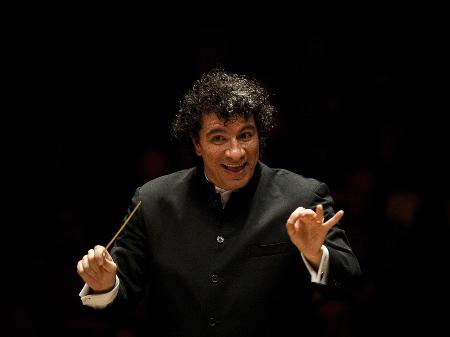 O maestro Giancarlo Guerrero regendo Orquestra Sinfônica do Estado de São Paulo - Daniel Marenco/Folhapress