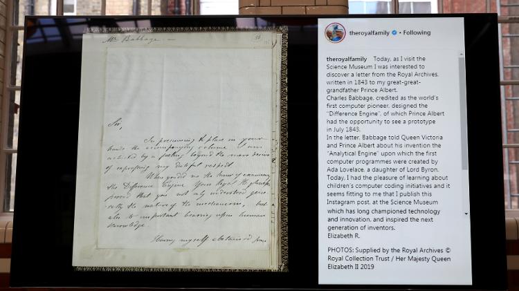 O primeiro post da rainha Elizabeth 2ª foi eternizado no Museu de Ciência de Londres - Getty Images - Getty Images