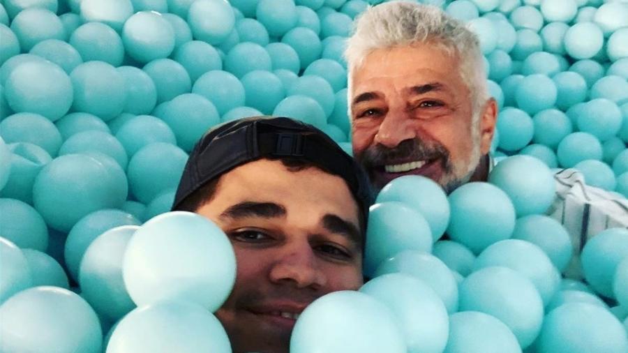 Lulu Santos e Clebson Teixeram posam em piscina de bolinhas - Reprodução/Instagram