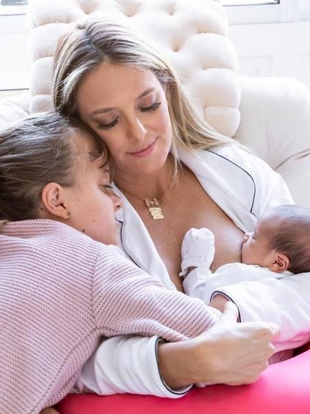 Ticiane Pinheiro posa com as filhas Rafaella e Manuella - Reprodução/Instagram