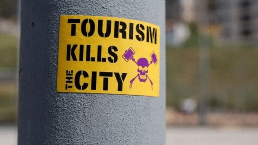 "O turismo mata a cidade", diz um adesivo colado em um poste, em Barcelona - GETTY IMAGES