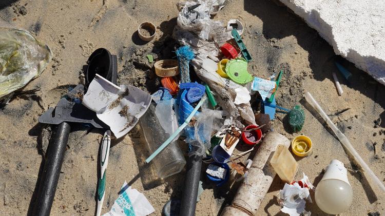Mesmo em ilhas desertas, as praias estavam cobertas de plástico - Divulgação/Família Schurmann